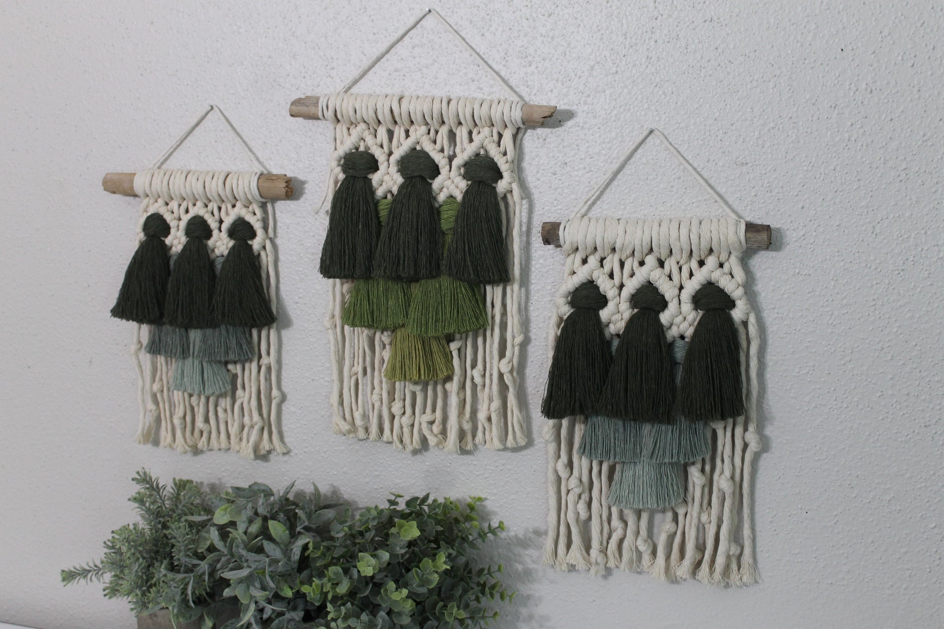 Small green gradient tassel macrame wall hanging | wall art | boho | wall decor | wall tapestry | home decor