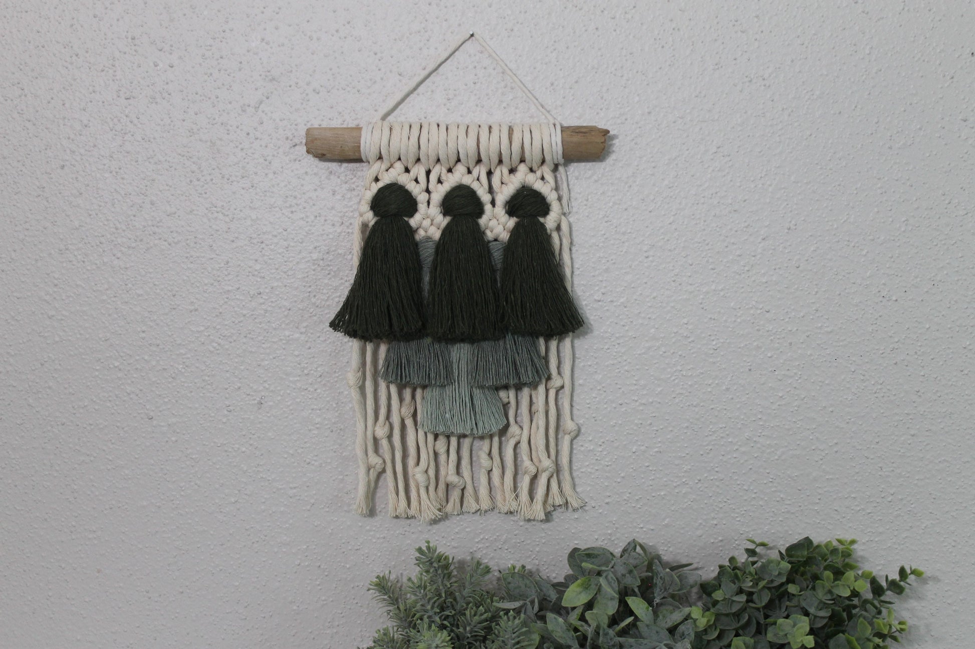 Small green gradient tassel macrame wall hanging | wall art | boho | wall decor | wall tapestry | home decor